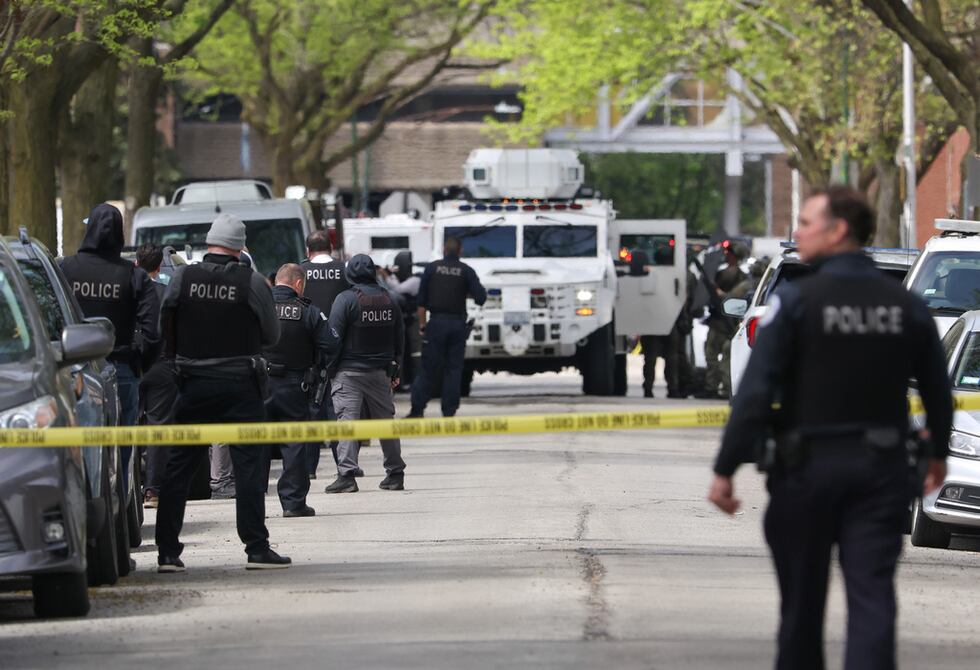 La policía acude al lugar de un tiroteo cerca del Hospital Endeavor Health Swedish, el sábado...