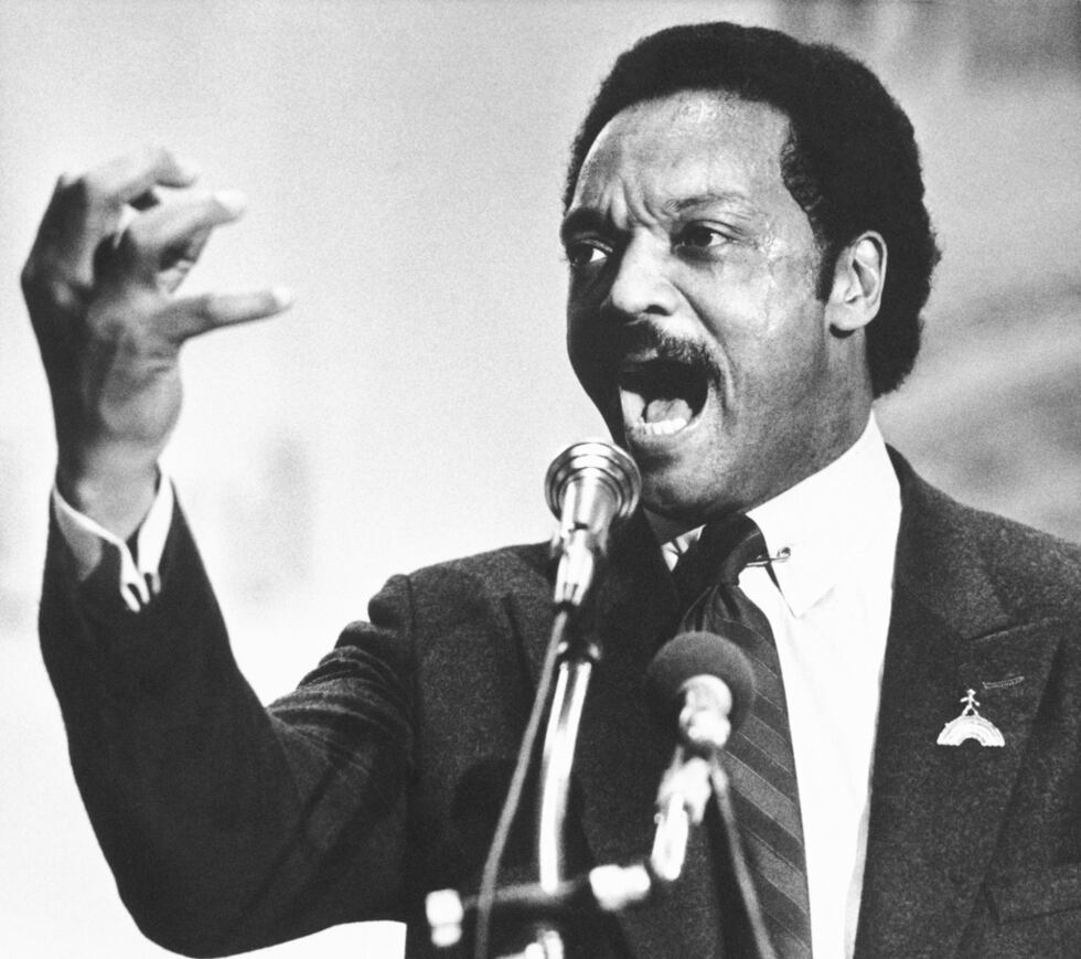 ARCHIVO - El candidato en las primarias demócratas para la presidencia Jesse Jackson habla con...