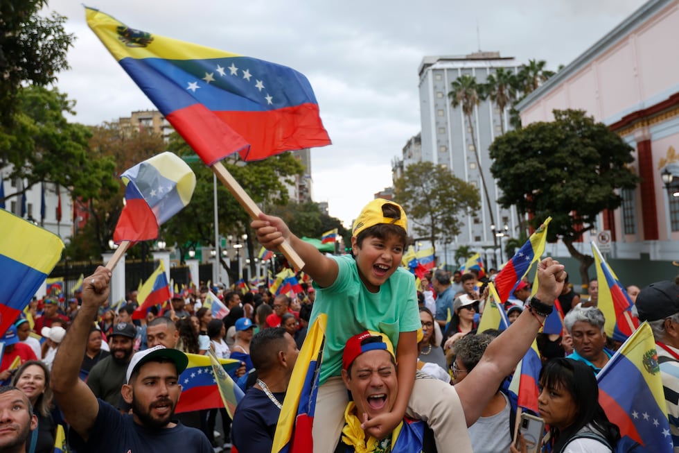 Aficionados de Venezuela celebran al día siguiente de que la selección de su país ganara a...
