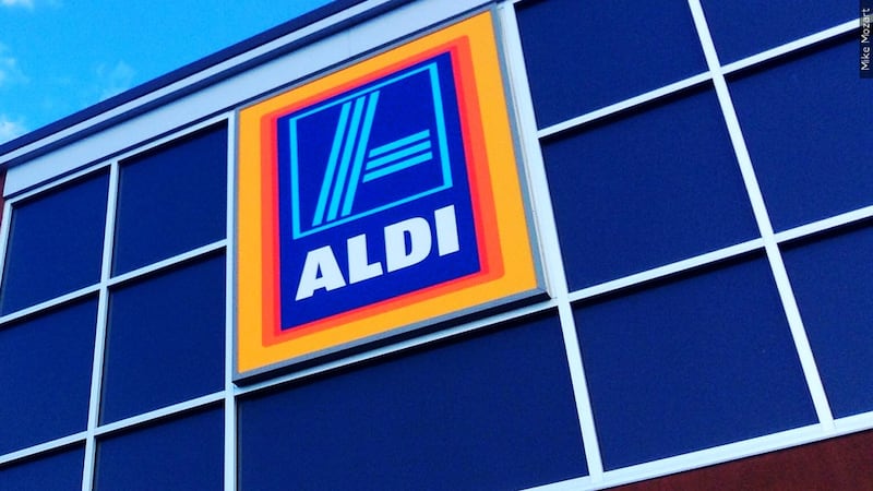 La cadena de supermercados Aldi anunció rebajas en aproximadamente una tercera parte de los...