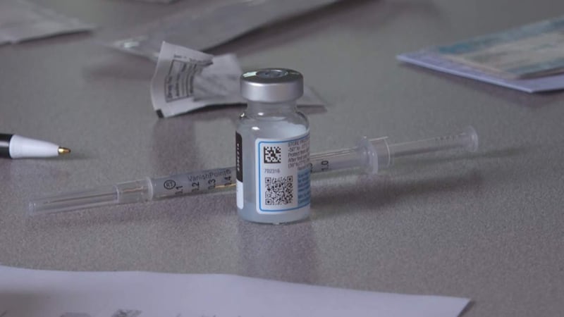 CDC deja de recomendar vacunas COVID-19 y pone la decisión en manos de los pacientes.