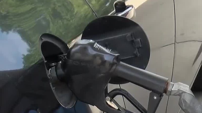 El precio de la gasolina en Arkansas baja a $3.80 por galón.