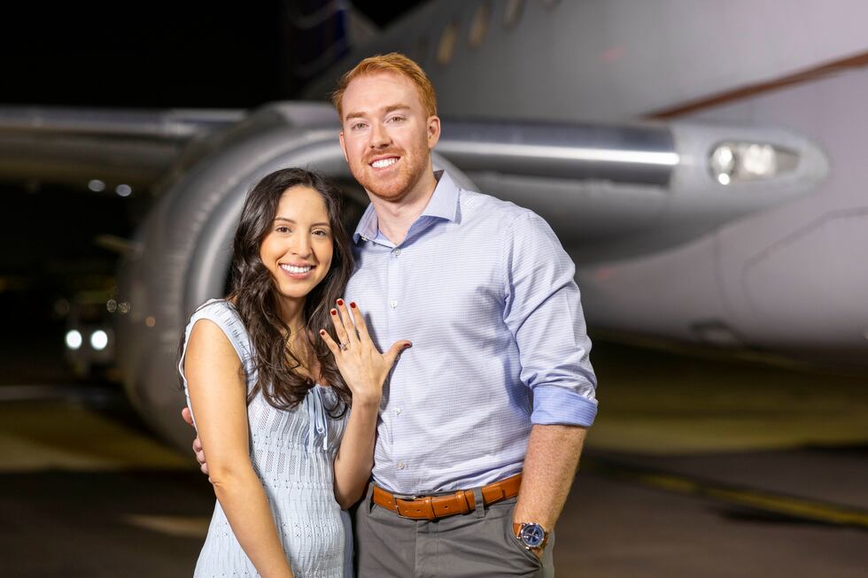 Un hombre de Nashville le propuso matrimonio a su esposa al salir del avión con la ayuda de...