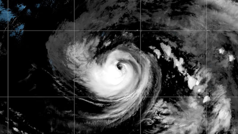 Esta imagen satelital difundida por la NOAA muestra al huracán Karina intensificándose frente...