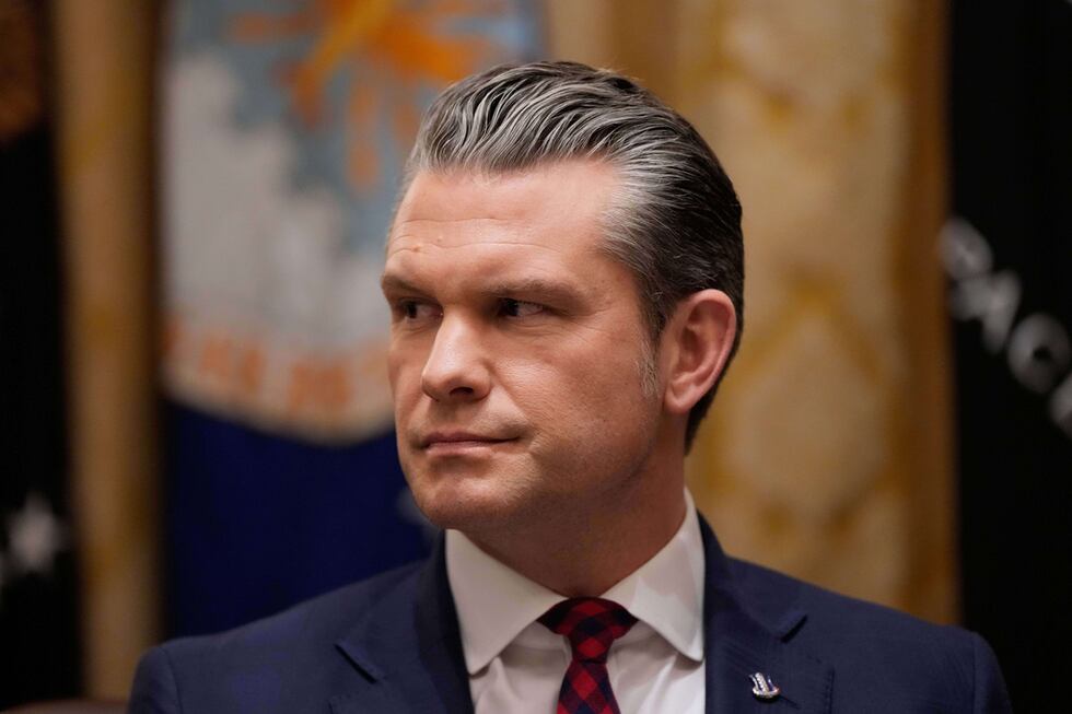 El secretario de Defensa de Estados Unidos, Pete Hegseth escucha hablar al presidente Donald...