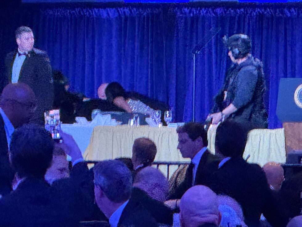 Agentes del servicio secreto responden durante la cena de corresponsales de la Casa Blanca, el...