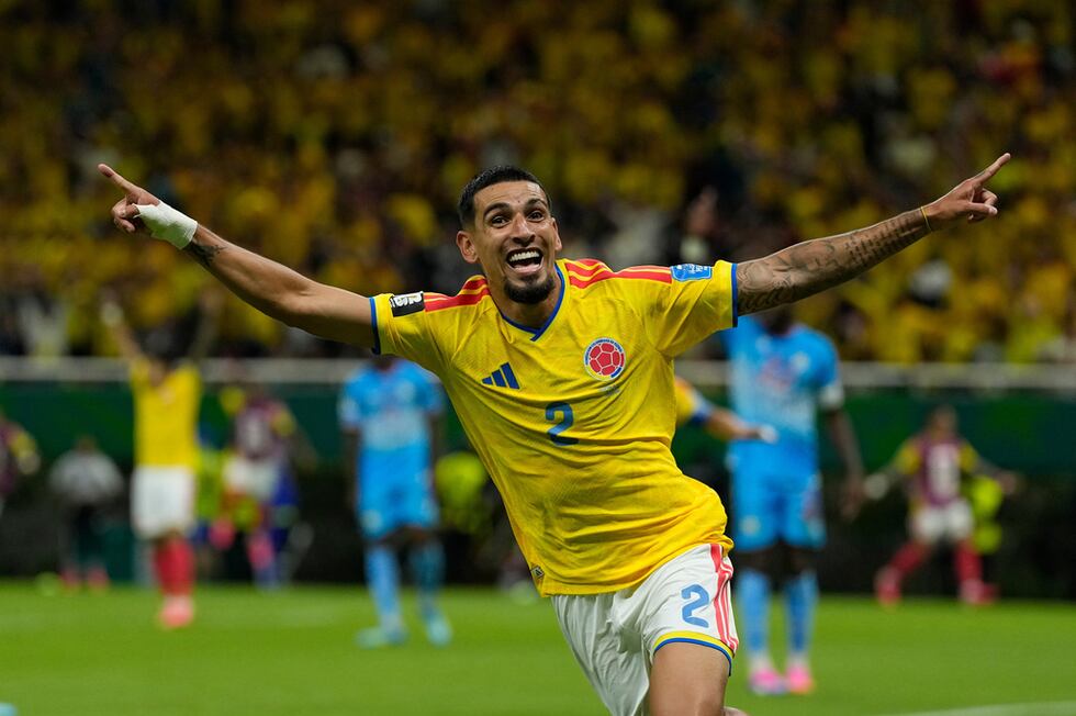Daniel Muñoz, de la selección de Colombia, festeja tras anotar ante Congo en un duelo del...