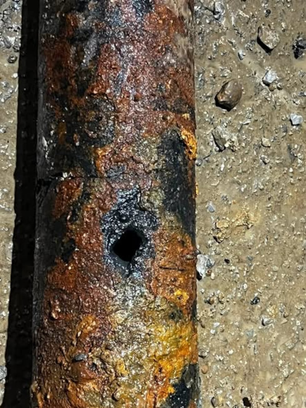 El aviso se emitió después de que se rompiera una tubería principal de agua que abastece la...