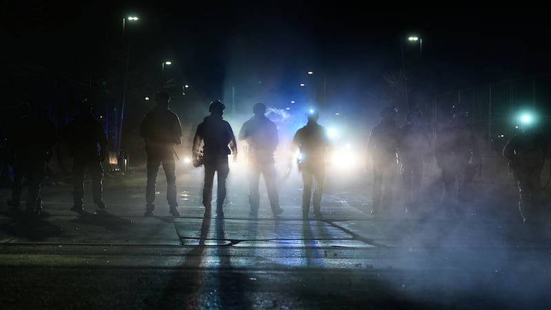 Agentes federales de inmigración, en el exterior del edificio federal Bishop Whipple tras...