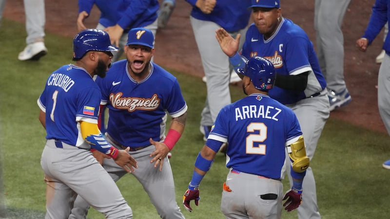 Jackson Chourio (1), de Venezuela, celebra después de anotar carrera durante la sáptima...