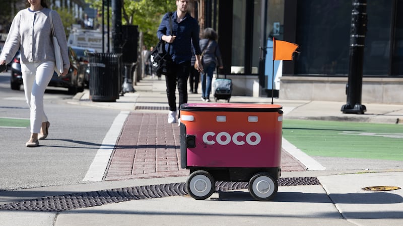 Un robot de la compañía Coco Delivery Robot en el vecindario Lakewood de Chicago, el 22 de...