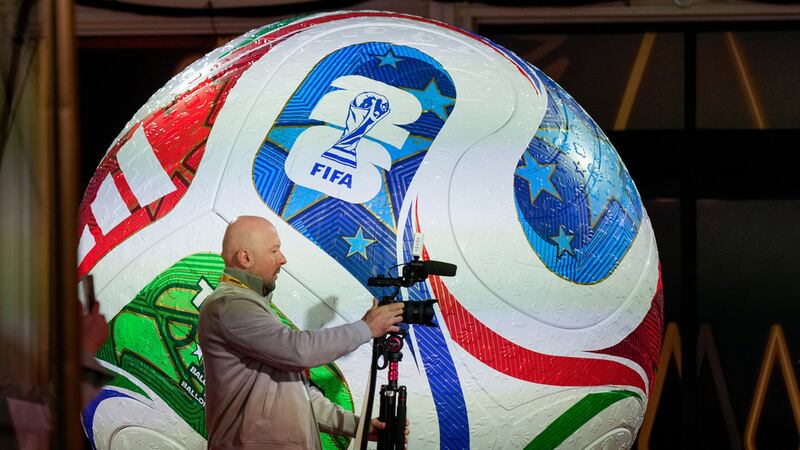 Un periodista trabaja antes del sorteo para el Mundial en el Centro Kennedy de Washington, el...