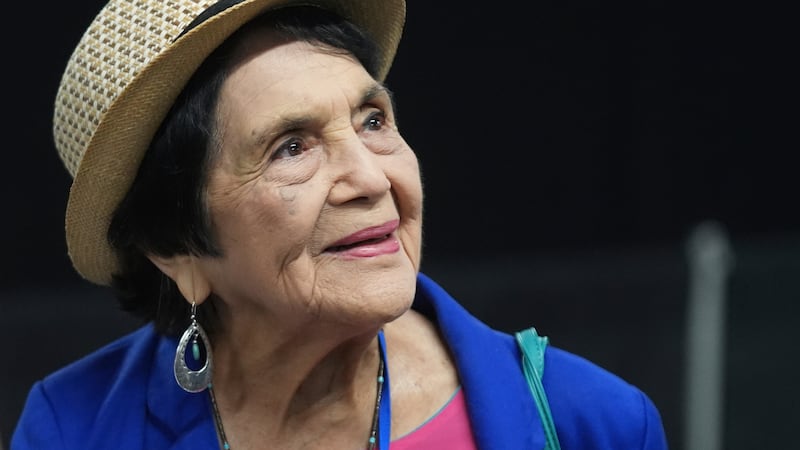 La activista por los derechos de los agricultores Dolores Huerta en una convención demócrata...
