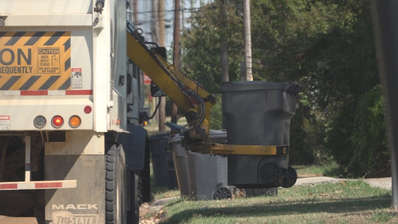 El Departamento de Saneamiento de Jonesboro incorporó un tercer camión manual de recolección...