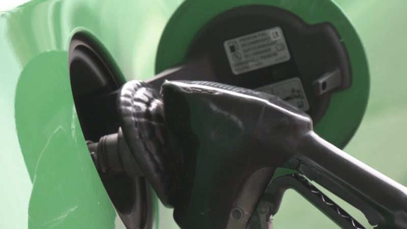 Después de semanas de ganancias constantes, los precios de la gasolina de Arkansas han bajado...
