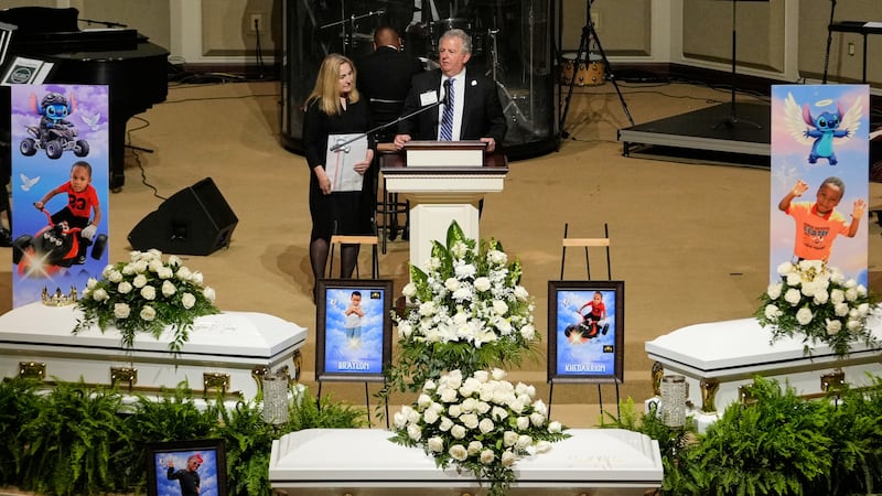 El alcalde de Shreveport, Tom Arceneaux, habla durante el funeral en honor a los ocho niños...
