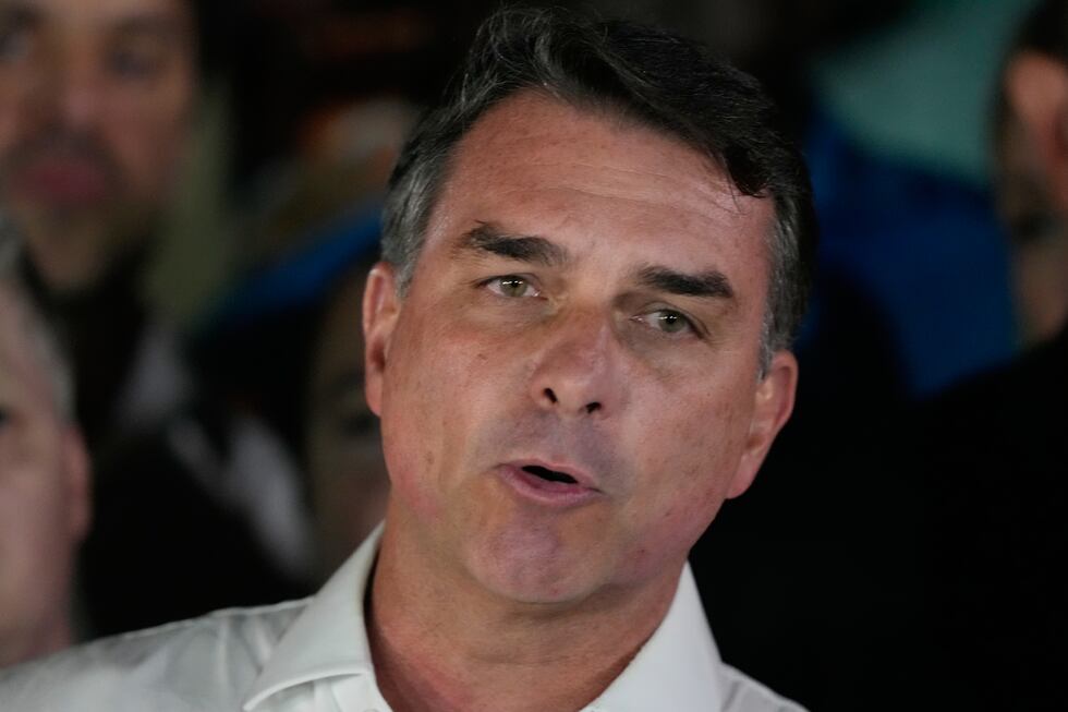 El candidato opositor a la presidencia de Brasil, el senador Flávio Bolsonaro, habla tras el...