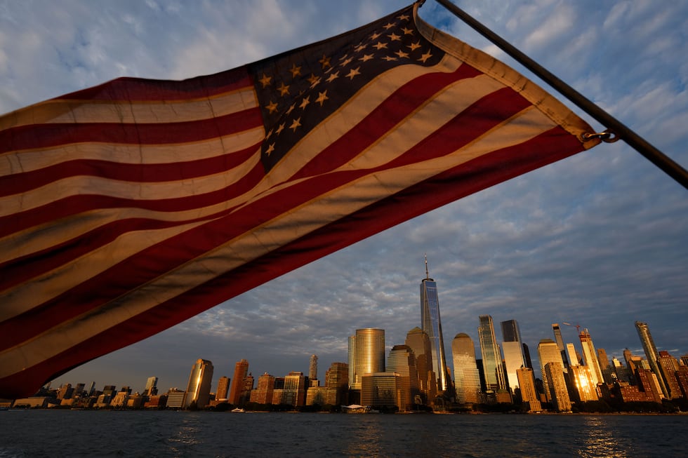 Una bandera estadounidense ondea con el skyline del bajo Manhattan de fondo, el 9 de...