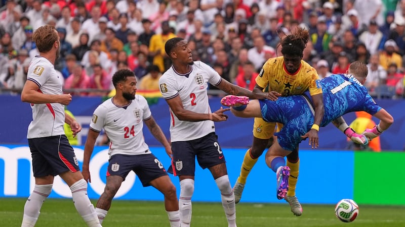 Caleb Yirenkyi (3), de Ghana, comete una falta sobre el arquero Jordan Pickford, de...