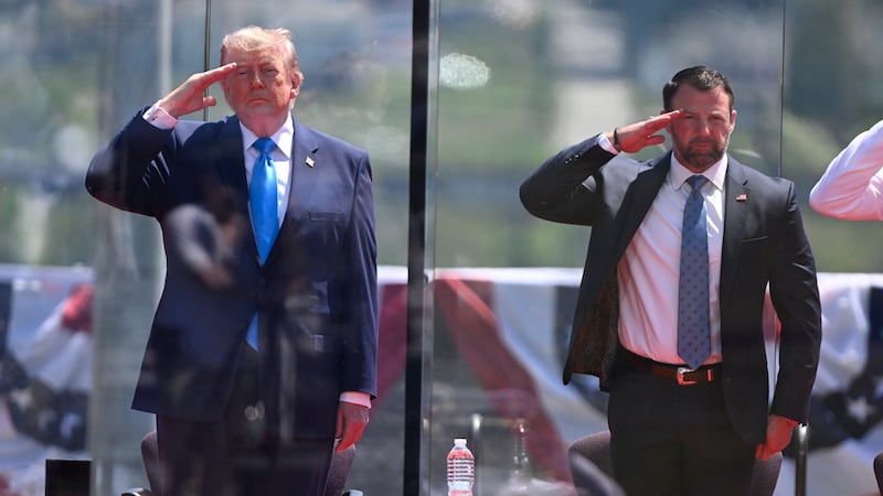 El presidente de Estados Unidos, Donald Trump, izquierda, y el secretario de Seguridad...