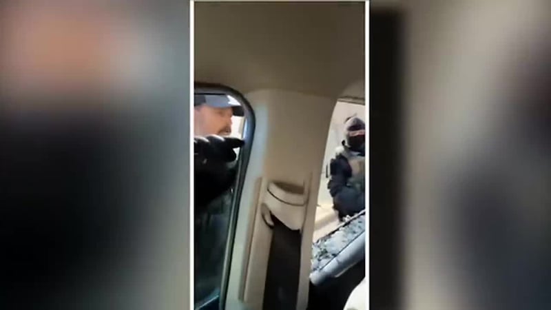 Pareja sale de la corte, pero una vez entraron en el auto de su abogado, agentes de ICE se...