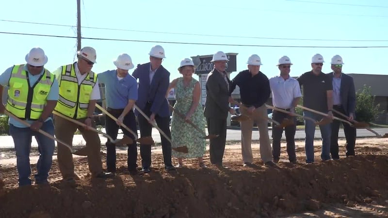 Líderes de la ciudad dieron inicio el miércoles a la esperada ampliación de Caraway Road, un...