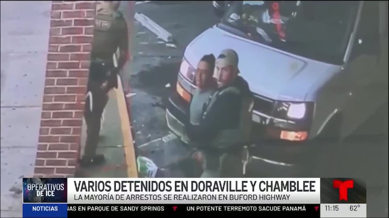 Videos obtenidos por Noticias Telemundo Georgia muestran paradas de tráfico de camionetas...