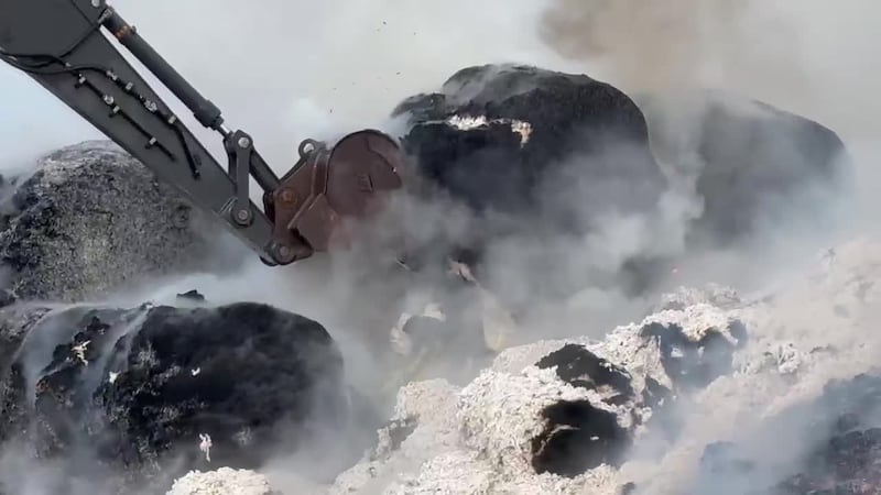 Equipos de emergencia respondieron a un incendio en Farmers First Gin Company East cerca de...