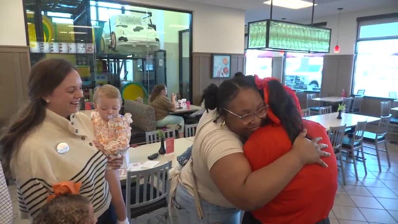 Empleada de Chick-fil-A salva a niña de 1 año que se ahogaba en Jonesboro