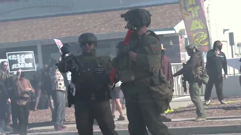 ICE confirma que llevó a cabo 16 órdenes de registro fiscales y de inmigración, algunos de...